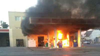 Arrancó con el surtidor puesto en el auto y provocó un incendio