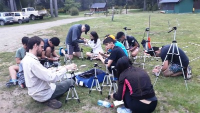 Medio centenar de alumnos secundarios participan de un campamento científico - El Diario de Madryn